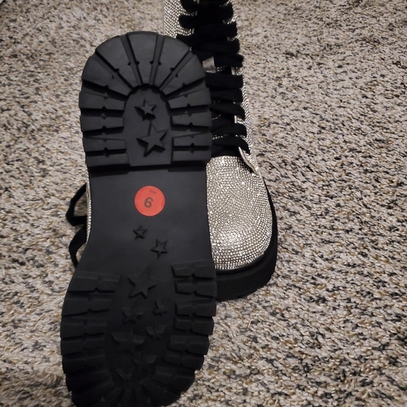 SOLD OUT POSTER GIRL BOOTS - Picture 2 of 3